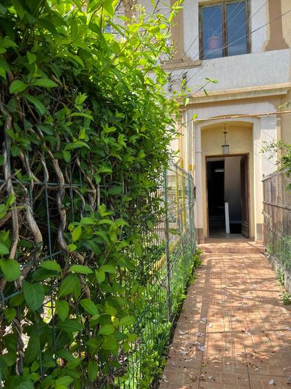 Casă individuală cu 8 camere cu Teren 687 Mp în Mihai Bravu