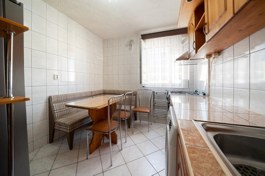 Apartament cu 3 camere semidecomandat, mobilat în Baba Novac