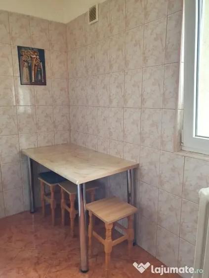 Apartament cu 2 camere decomandat în Basarabia