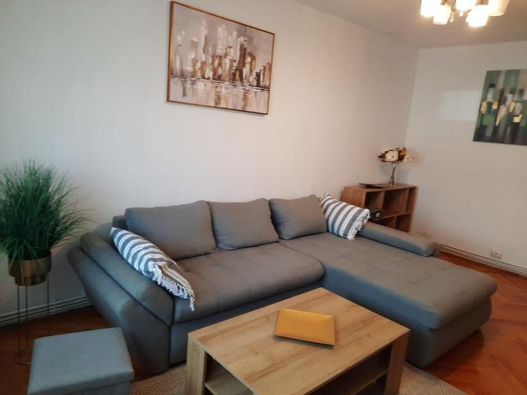 Apartament cu 3 camere decomandat în Sub Arini