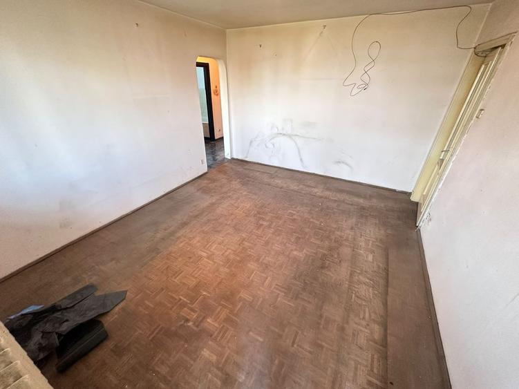 Apartament cu 3 camere semidecomandat în Victoriei