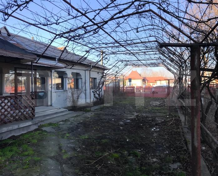 Casă individuală cu 8 camere cu Teren 1038 Mp în Lucieni