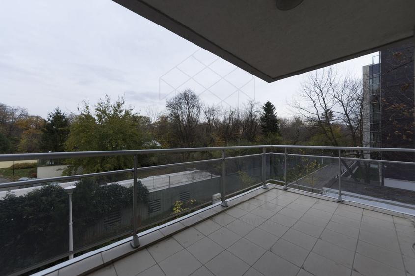 Apartament cu 4 camere semidecomandat, mobilat în Primăverii