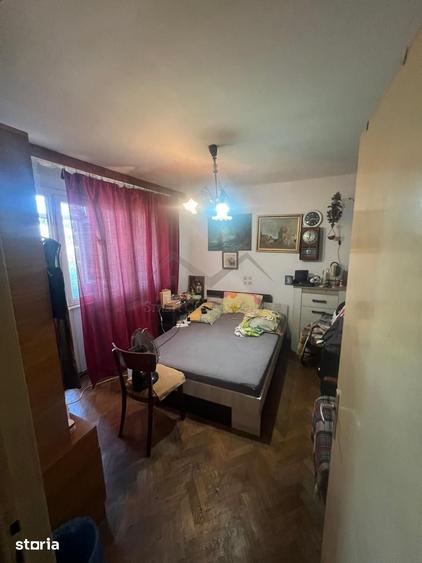 Apartament cu 3 camere semidecomandat în Podu Roș