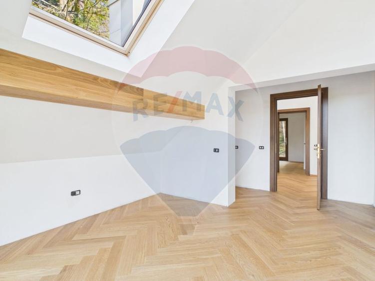 Apartament cu 4 camere decomandat în Calea Moroieni