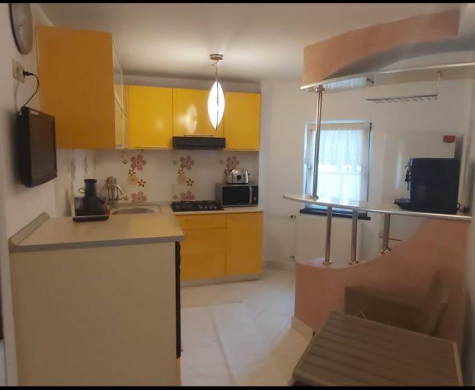 Apartament cu 3 camere decomandat în Exterior Vest