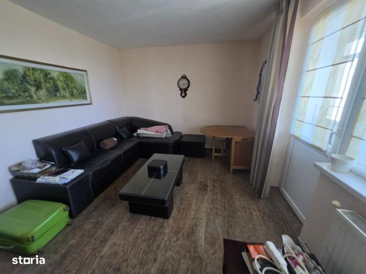 Apartament cu 3 camere decomandat în Cornișa