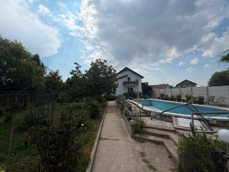 Casă individuală cu 4 camere cu Garaj în 1 Mai