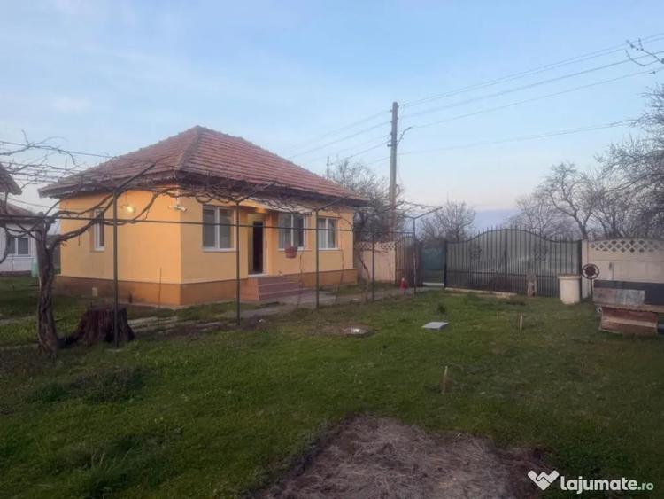 Casă cu 3 camere cu Teren 1090 Mp în Pielești