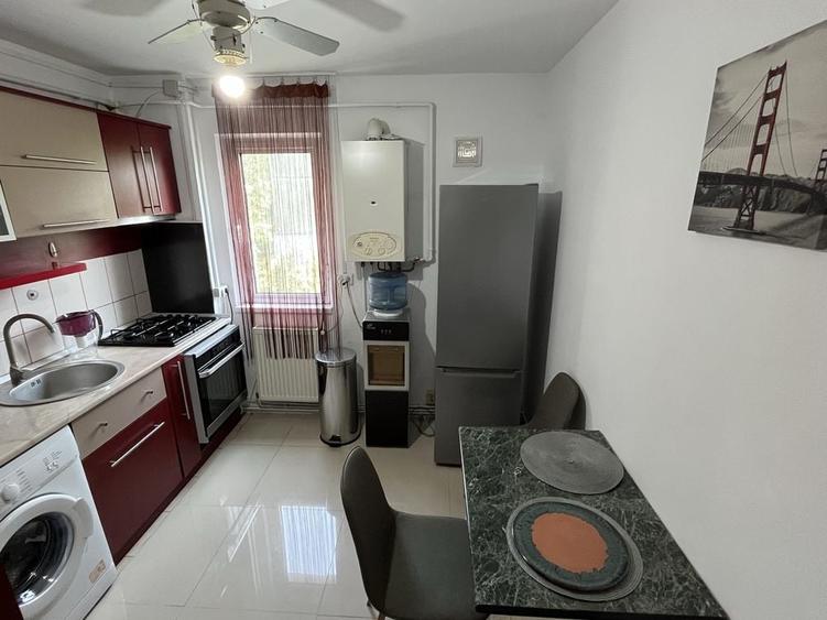 Apartament cu 2 camere semidecomandat în Podu Roș