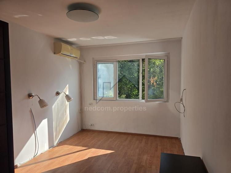 Apartament cu 3 camere semidecomandat, mobilat în Berceni