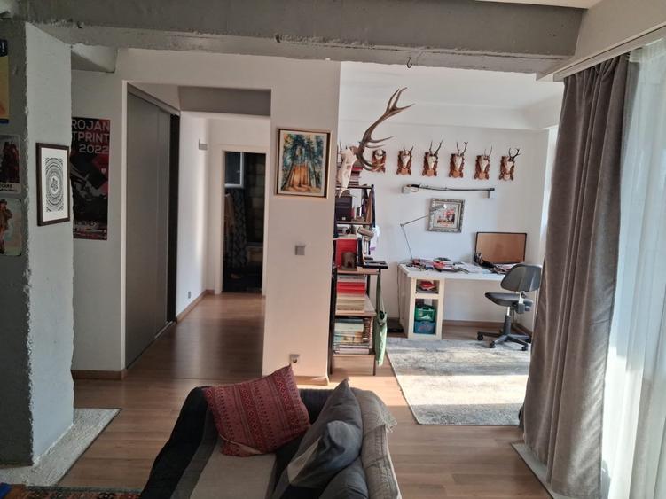 Apartament cu 3 camere semidecomandat, mobilat în Central