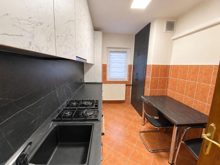 Apartament cu 3 camere decomandat, mobilat în Lipovei