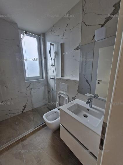 Apartament cu 3 camere semidecomandat în Aradului