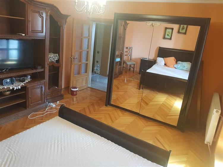 Apartament cu 3 camere decomandat, mobilat în Școlilor