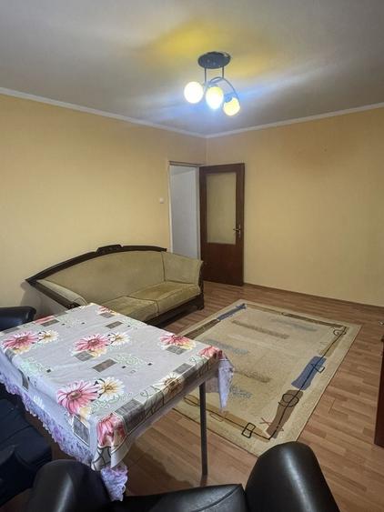 Apartament cu 3 camere semidecomandat în Palazu Mare