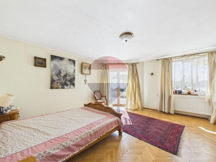 Casă individuală cu 8 camere cu Piscina în Ștefăneștii de Jos
