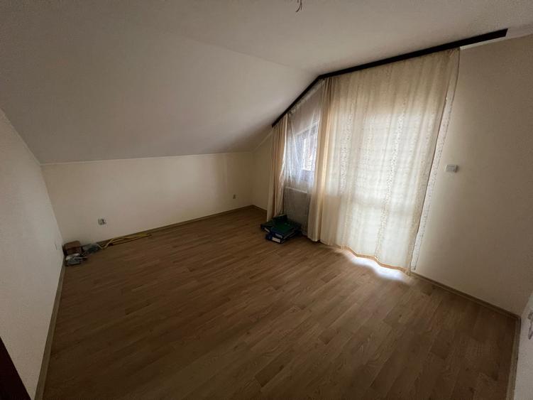 Casă individuală cu 4 camere cu Canalizare în Obor