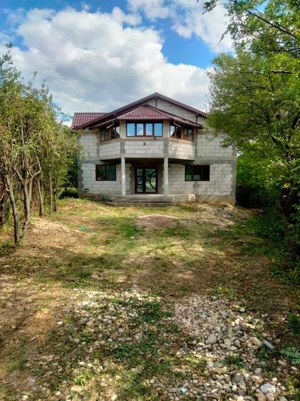 Casă individuală cu 8 camere cu Teren 800 Mp în Măineasca