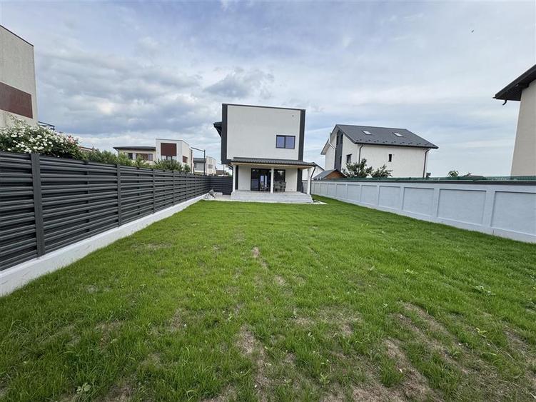 Casă individuală cu 4 camere cu Teren 500 Mp în Central