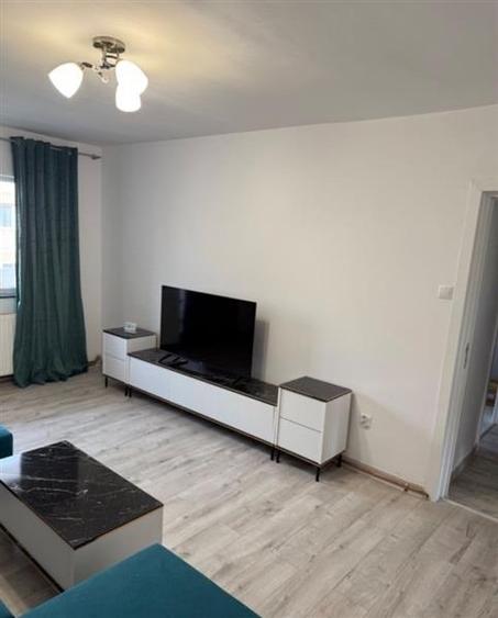 Apartament cu 3 camere decomandat în Tractorul