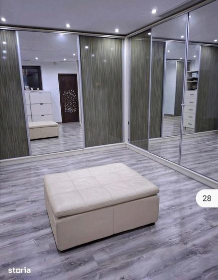 Casă cu 8 camere cu Teren 764 Mp în Tineretului