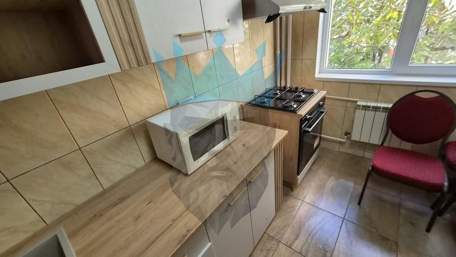 Apartament cu 3 camere decomandat, mobilat în Vitan
