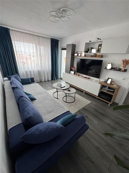 Apartament cu 3 camere decomandat, mobilat în Vasile Aaron