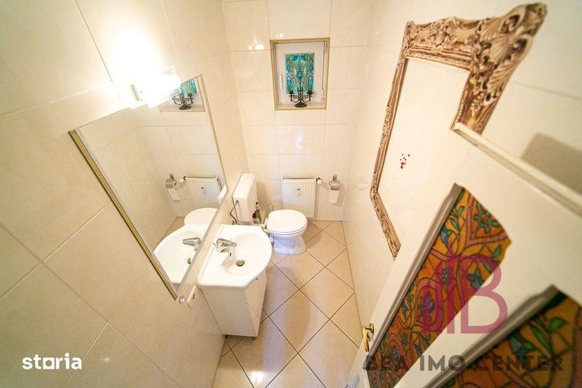 Casă cu 7 camere cu Teren 381 Mp în Intim