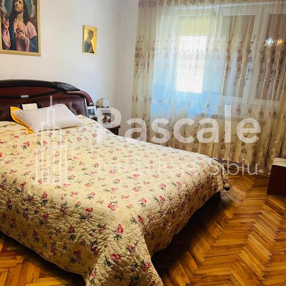Casă individuală cu 8 camere cu Teren 1126 Mp în Tâmna