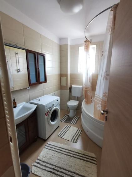 Apartament cu 3 camere decomandat în Florești