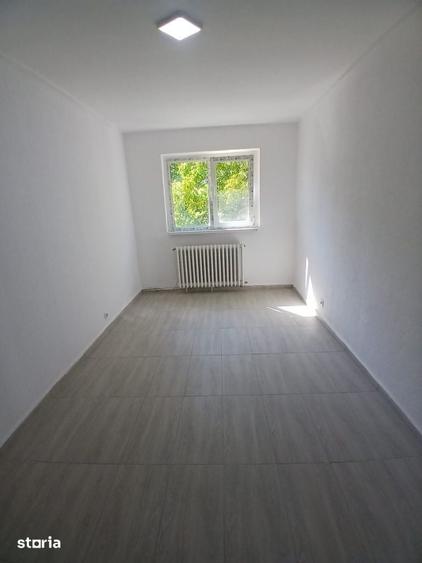 Apartament cu 3 camere decomandat în Parincea