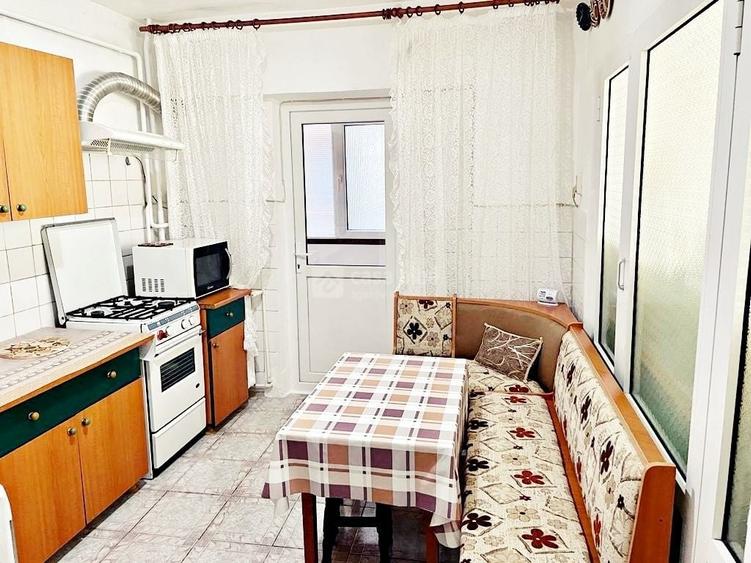 Apartament cu 3 camere semidecomandat, mobilat în Central