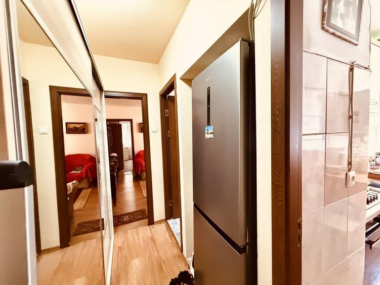 Apartament cu 3 camere semidecomandat în