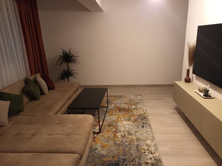 Apartament cu 3 camere decomandat, mobilat în Central