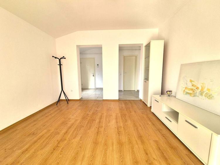 Apartament cu 3 camere decomandat în Tractorul