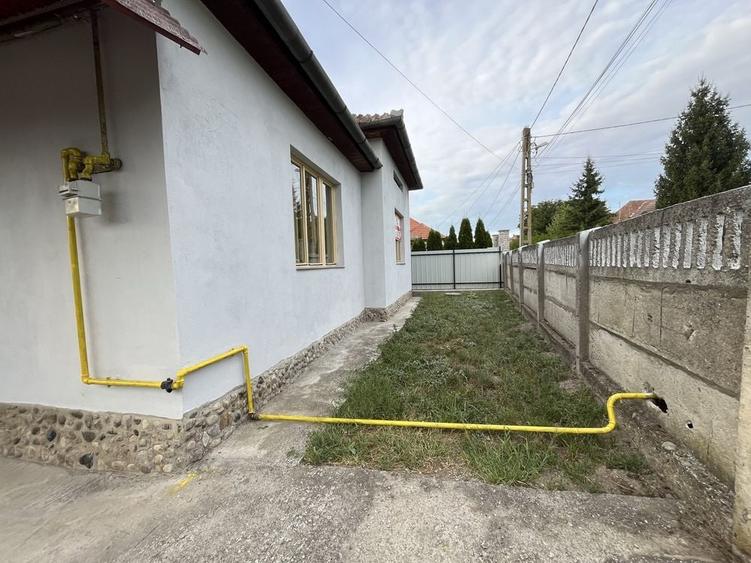 Casă cu 3 camere decomandat în Bogata