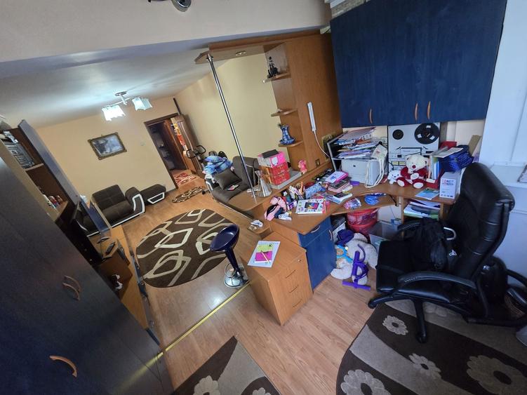 Apartament cu 3 camere decomandat în Dristor