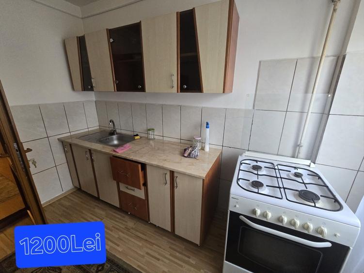 Apartament cu 3 camere decomandat în Prundu