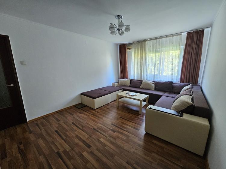 Apartament cu 3 camere decomandat în Lujerului