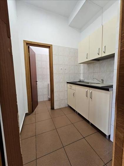 Birou, de 144 mp, în Central