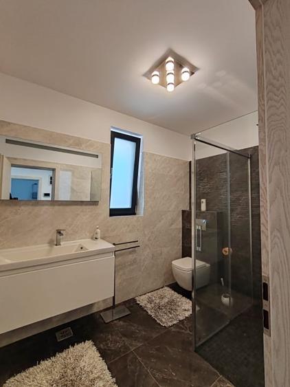 Duplex cu 4 camere cu Canalizare în Exterior Vest