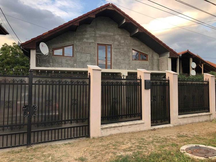 Casă cu 4 camere în Șimian