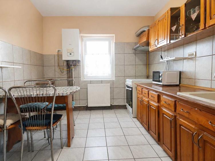 Apartament cu 3 camere decomandat în Bârzești