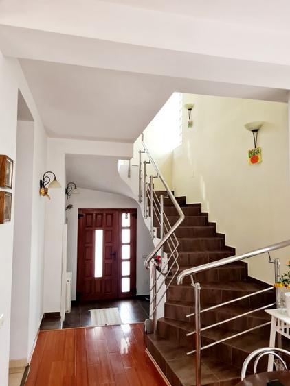 Casă individuală cu 5 camere cu Canalizare în Andronache