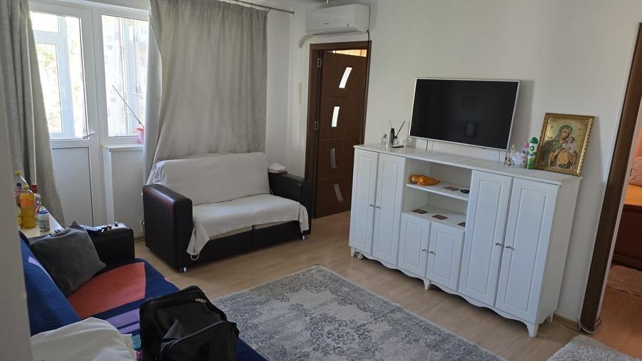 Apartament cu 3 camere semidecomandat în Exterior Vest