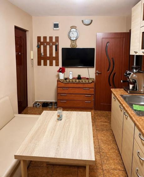 Apartament cu 2 camere semidecomandat, mobilat în Lipovei