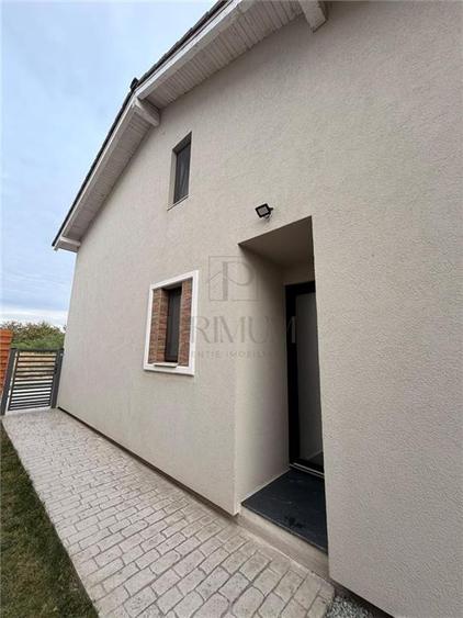 Duplex cu 4 camere cu Canalizare în Plopi