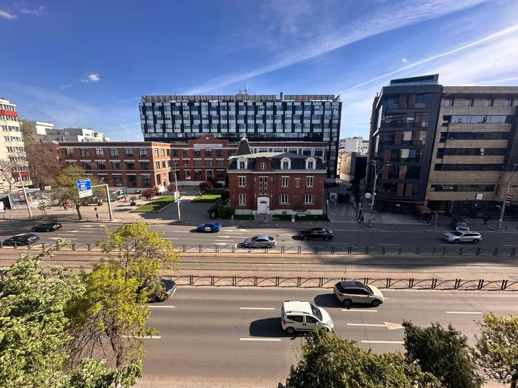 Apartament cu 2 camere semidecomandat în P-ța Victoriei