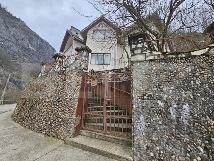 Casă individuală cu 5 camere cu Canalizare în Scărișoara